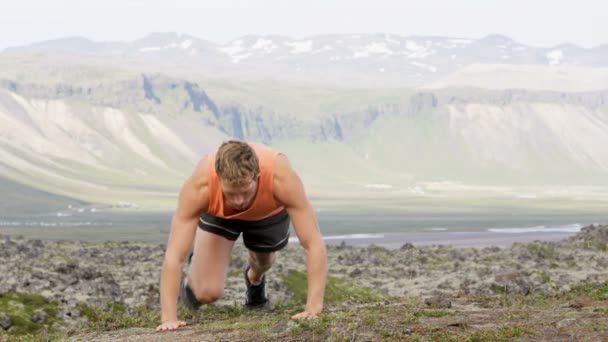 Hombre haciendo flexiones fuera — Vídeos de Stock