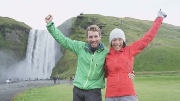 Gente aplaudiendo por la cascada de Skogafoss — Vídeo de stock