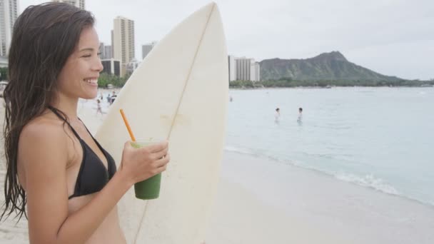 Mujer en bikini con jugo saludable — Vídeo de stock