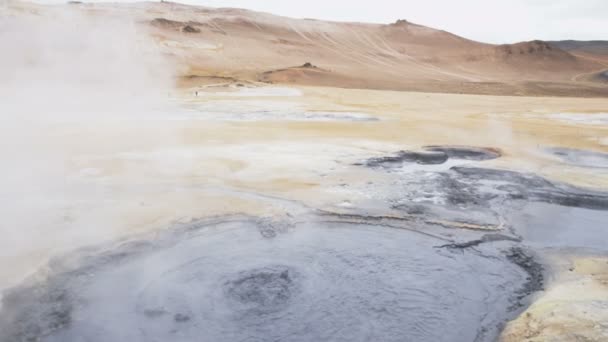 Islandská krajina sopka bahenním jezírku horký pramen — Stock video