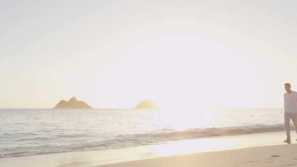 Casado jovem casal na praia — Vídeo de Stock