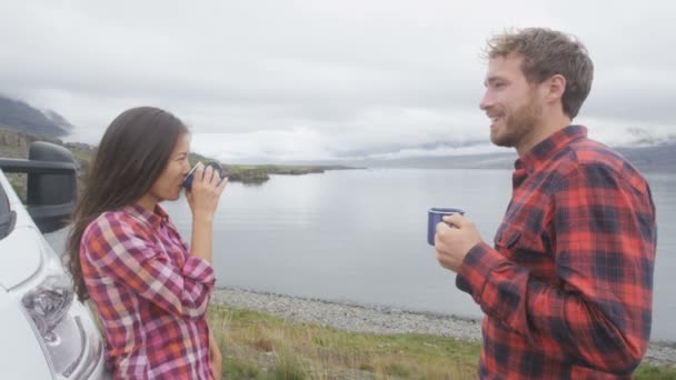 Pár táboření a těší Island — Stock video