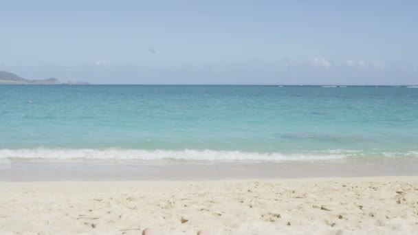 Pareja poniendo bronceado loción en la playa — Vídeo de stock