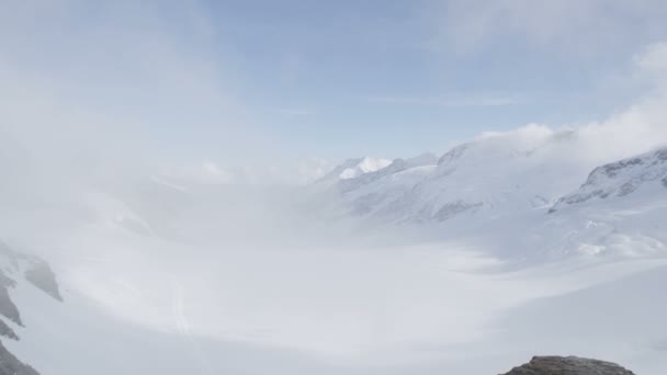 Turista en Jungfrau por el glaciar Aletsch — Vídeo de stock