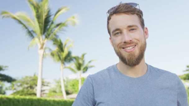 Случайный человек с бородой улыбается — стоковое видео