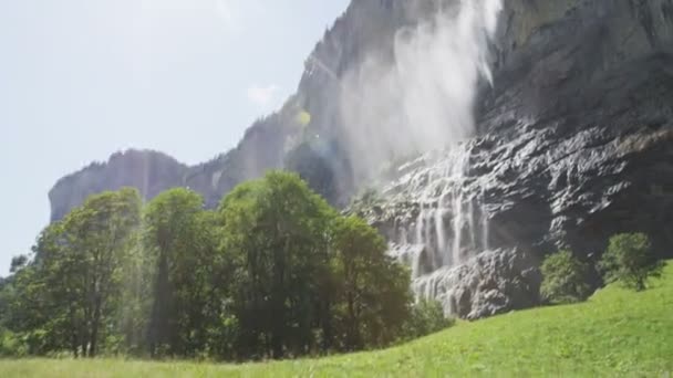 在瑞士阿尔卑斯山瀑布 — 图库视频影像