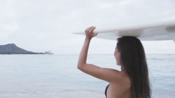 Woman going surfing walking with surfboard — Stock Video