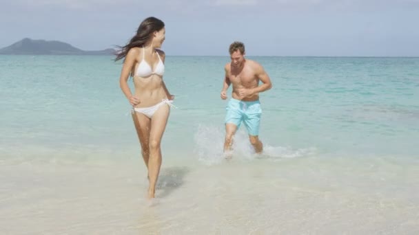 Couple s'amuser en vacances à la plage — Video