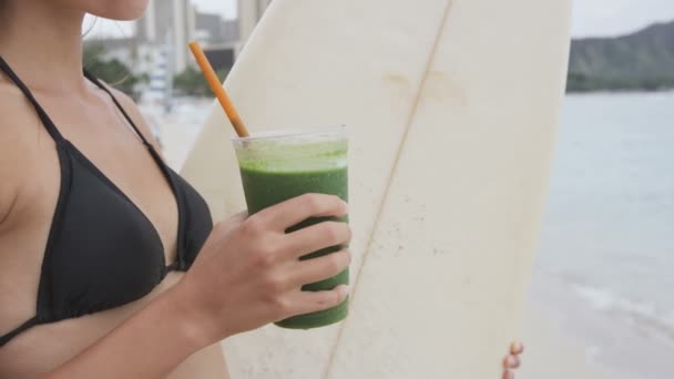 Femme boire smoothie après surf — Video