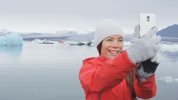 Mujer tomando foto selfie en Islandia — Vídeo de stock