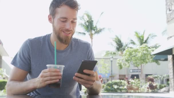 Человек в кафе с помощью смартфона — стоковое видео