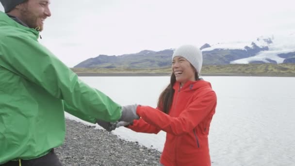 Amantes románticos por laguna glacial — Vídeo de stock