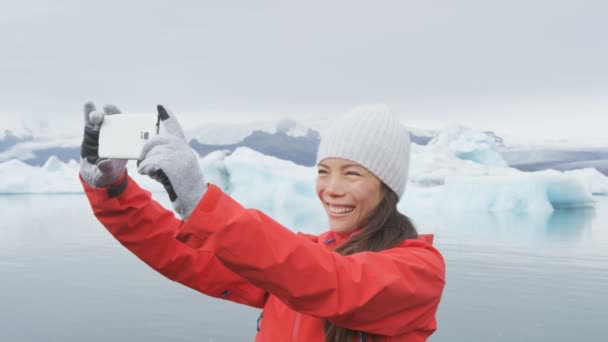 Chica tomando selfie por Jokulsarlon Islandia — Vídeos de Stock