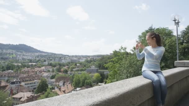 Asiatisk kvinna med fotografi i Lucern? — Stockvideo