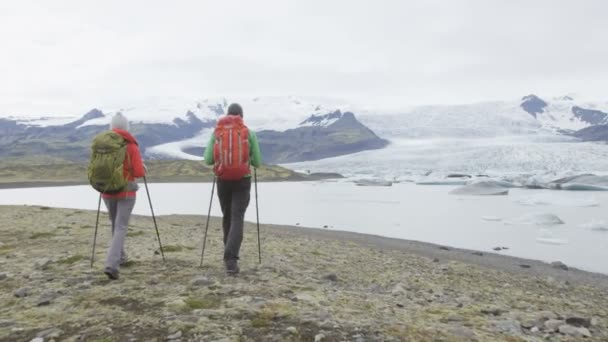 Lidé turistika dobrodružství v přírodě Islandu — Stock video