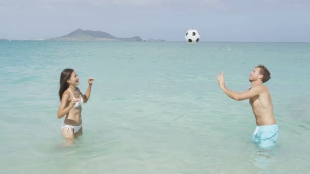 Ζευγάρι παίζει μπάλα στο νερό — Αρχείο Βίντεο