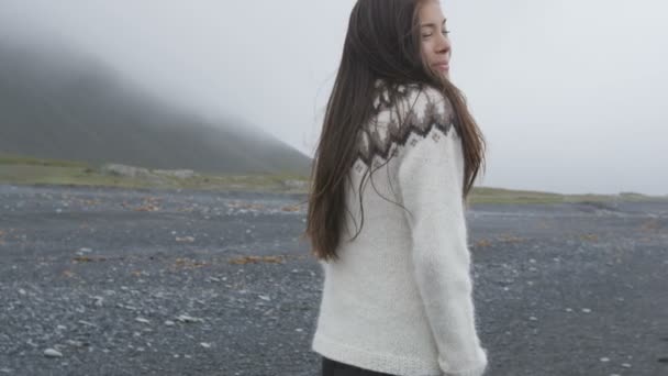 Femme mignonne marchant sur la plage sur l'Islande — Video