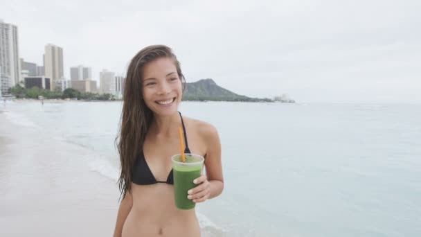 Kvinnan dricka detox smoothie — Stockvideo