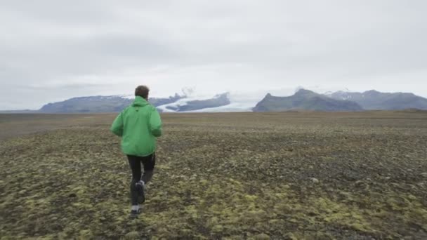 Homme jogging sur le terrain — Video