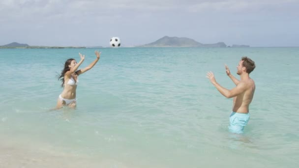 Hrací míč pár ve vodě — Stock video