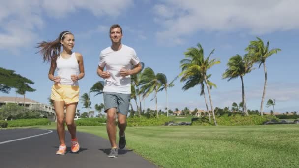 Paar uitoefenen running buiten op straat — Stockvideo