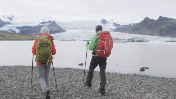 Pessoas caminhadas na Islândia natureza — Vídeo de Stock