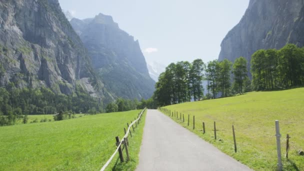 Landschap Zwitserse Alpen vallei — Stockvideo