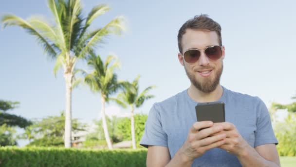 Homem sms mensagens usando telefone inteligente — Vídeo de Stock