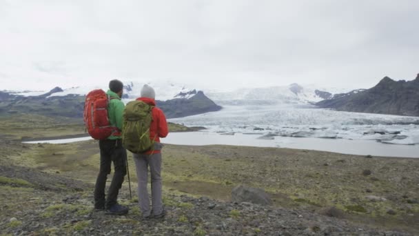 在冰川上的徒步旅行人徒步冰岛 — 图库视频影像