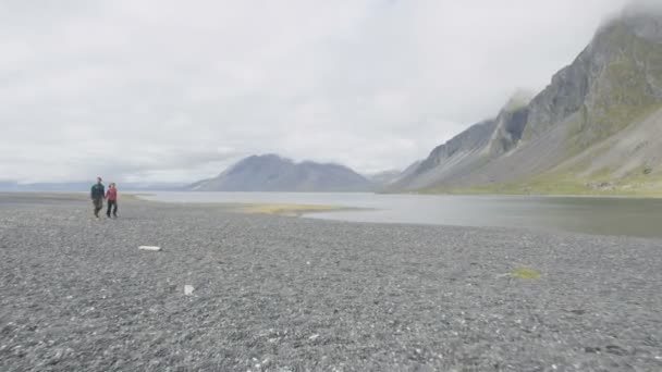 Turistas en viaje de senderismo en Islandia paisaje — Vídeos de Stock