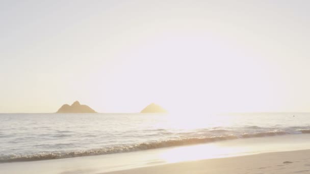 Couple walking looking at sunrise — Stock Video