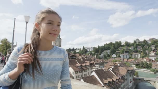 Kvinnan promenader i Bern — Stockvideo