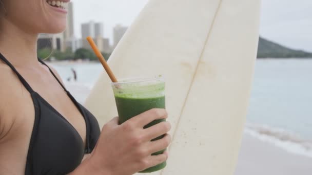 Kadın sağlıklı meyve suları olan bikini — Stok video