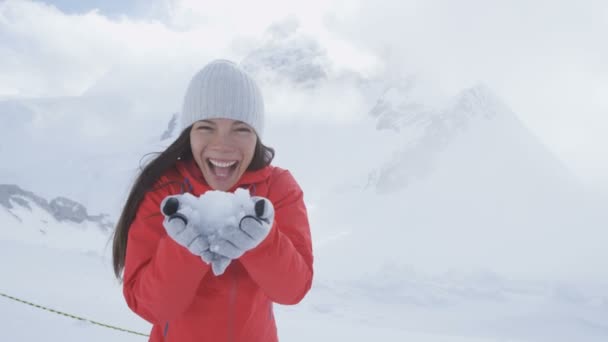 Woman showing holding snow in Alps — Stock Video