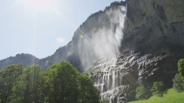 Mujer en Suiza alpes por Staubbach cae — Vídeos de Stock
