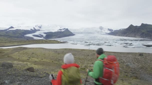 Turystyka piesza podróż przygoda ludzi na Islandii — Wideo stockowe