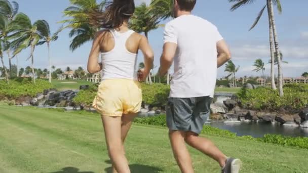 Dois corredores correndo juntos no parque — Vídeo de Stock