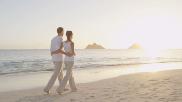 Pareja caminando en la playa tomando fotos — Vídeos de Stock