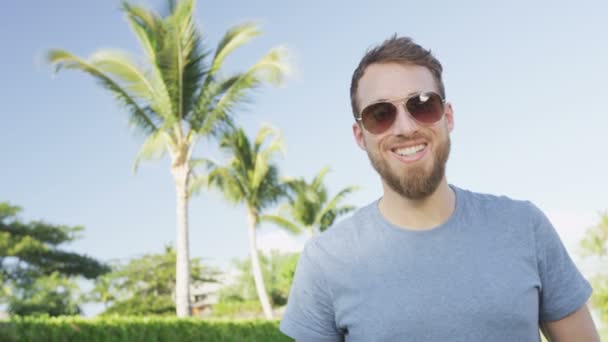 Hipster homme avec portrait de barbe riant — Video