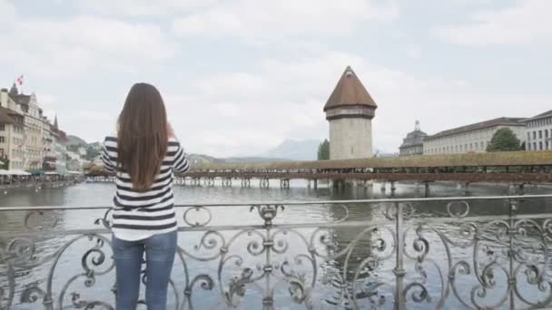 Mujer fotografiando en Lucerna — Vídeo de stock