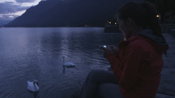 Femme la nuit au bord du lac — Video