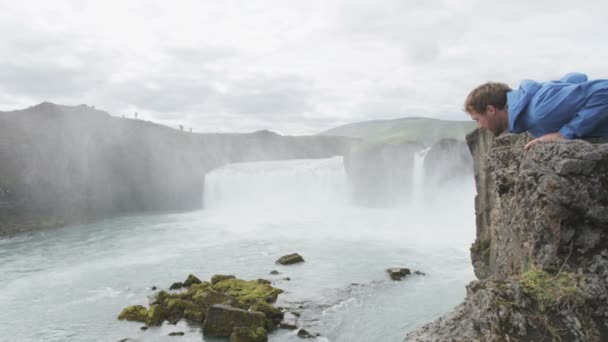 Турист насолоджується видом на водоспад Годафосс — стокове відео