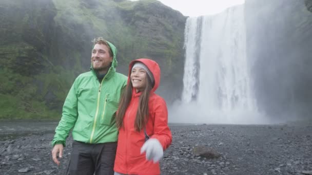 Couple by waterfall outdoors on Iceland — Stock Video