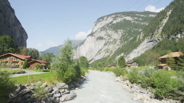 Краєвид на швейцарські Альпи з річки — стокове відео