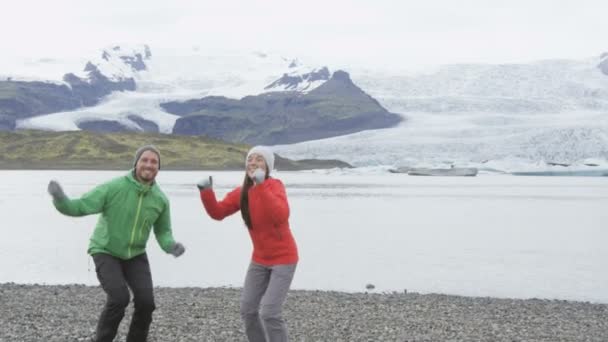 Gente celebrando en Islandia caminata — Vídeo de stock