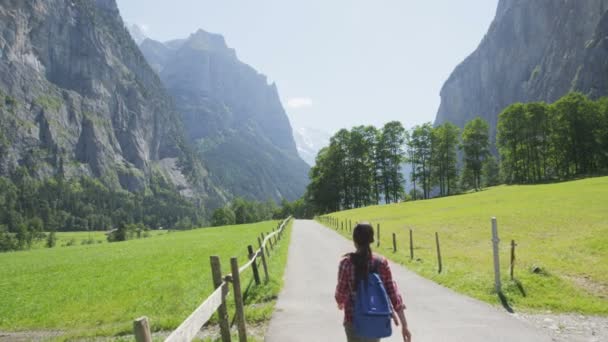 Människor gå i Schweiz Alperna — Stockvideo