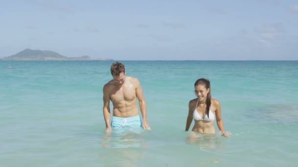 ビーチで水から歩くカップル — ストック動画