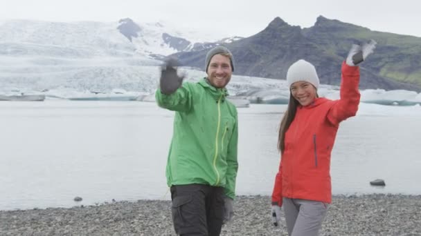 Lidé říkají Ahoj na Islandu výlet — Stock video
