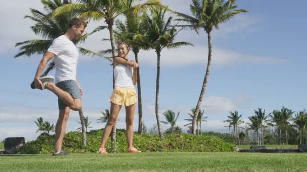 Mensen die zich uitstrekt na het lopen — Stockvideo