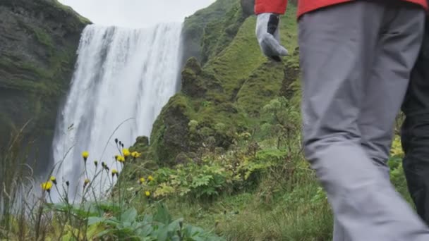 Personas caminando por cascada Skogafoss — Vídeo de stock